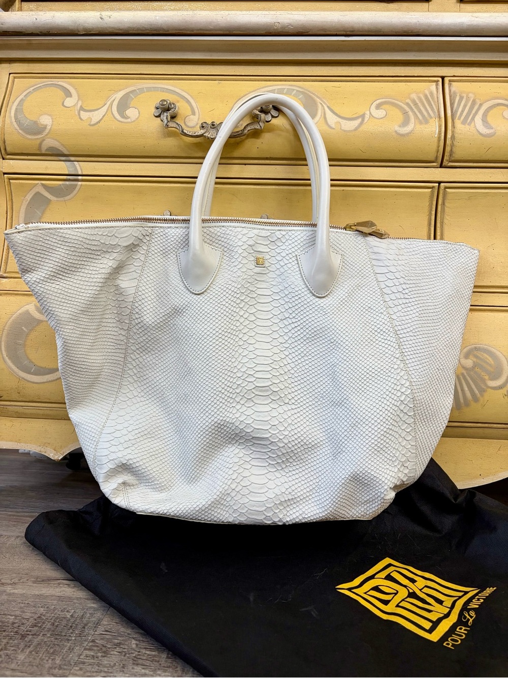 Pour La Victoria white leather handbag